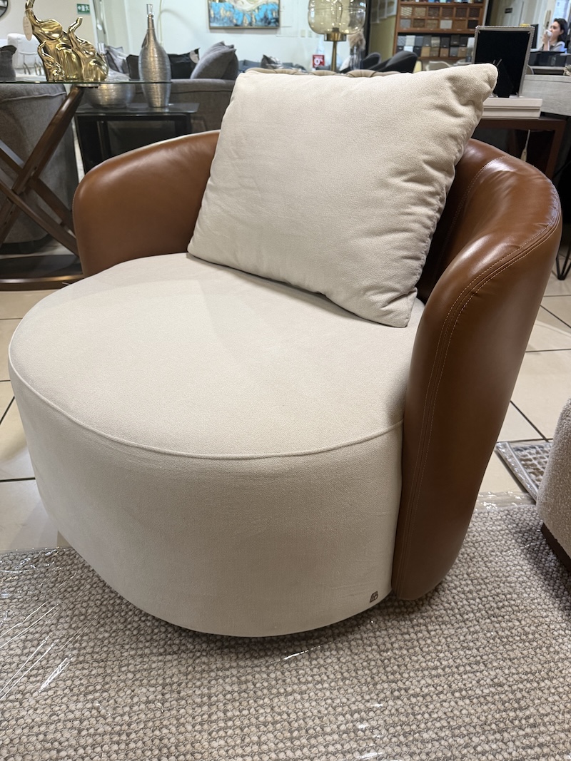 Sillón Giratorio/ Respaldo de cuero